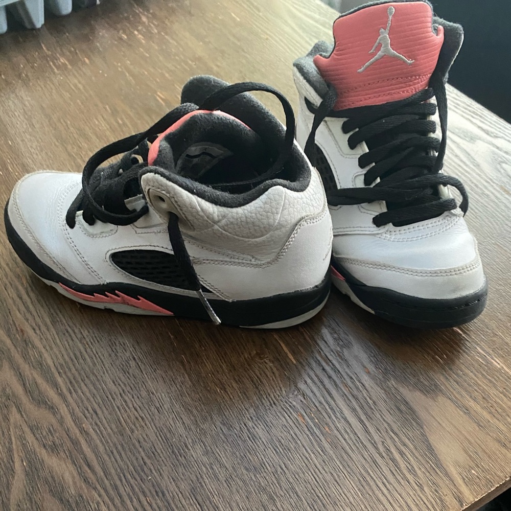 Lil girl play shoes